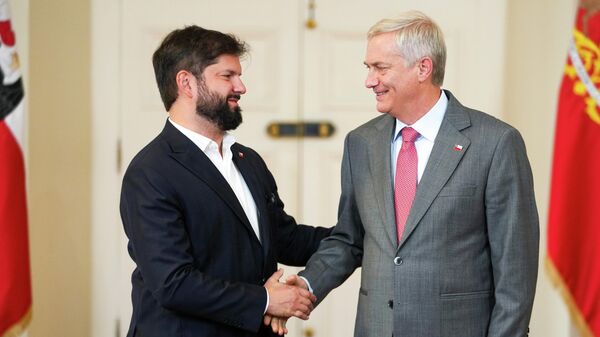 Presidente do Chile, Gabriel Boric, recebe o presidente eleito José Antonio Kast no Palácio de La Moneda após a vitória nas urnas. Santiago, 15 de dezembro de 2025 - Sputnik Brasil