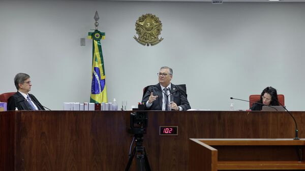 Ministros do STF durante julgamento do núcleo 2 da Ação Penal 2693, em dezembro de 2025 - Sputnik Brasil