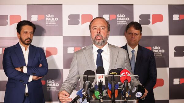 O ministro de Minas e Energia, Alexandre Silveira (centro), em coletiva de imprensa ao lado do governador de São Paulo, Tarcísio de Freitas (à dir.), e o prefeito de São Paulo, Ricardo Nunes (à esq.), em dezembro de 2025 - Sputnik Brasil