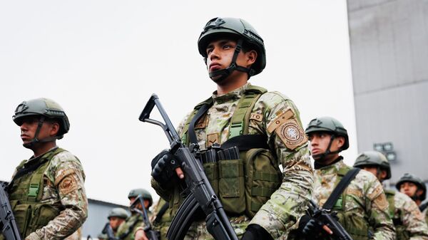 Militares peruanos em visita do ministro da Defesa ao posto de Comando de Vila Maria do Triunfo, em dezembro de 2025 - Sputnik Brasil