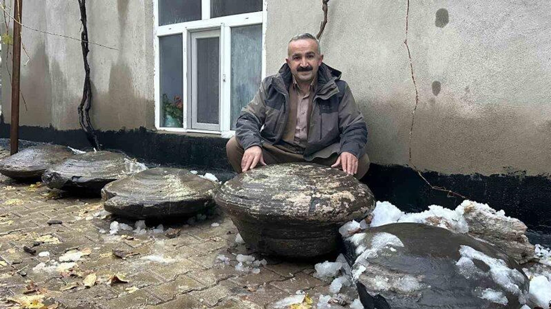 Pedras redondas encontradas na Turquia, na província de Hakkari