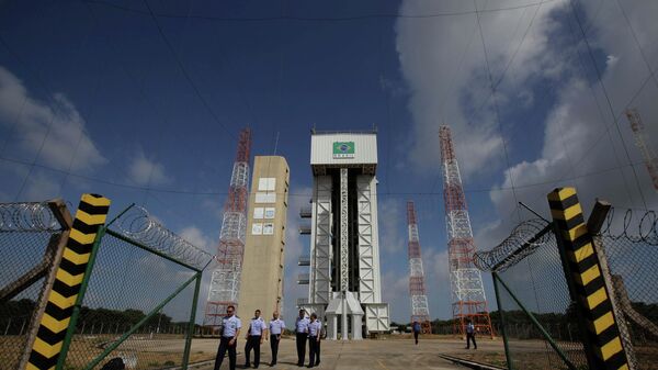 Militares da Força Aérea Brasileira caminham após uma visita à torre de lançamento do Centro de Lançamento de Satélites da base militar de Alcântara, no estado do Maranhão. Brasil, 14 de setembro de 2018 Militares da Força Aérea Brasileira caminham após uma visita à torre de lançamento do Centro de Lançamento de Satélites da base militar de Alcântara, no estado do Maranhão. Brasil, 14 de setembro de 2018 - Sputnik Brasil