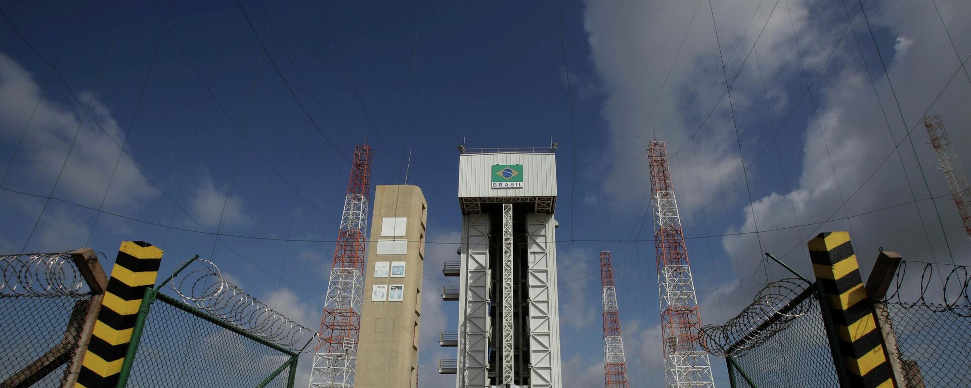 Militares da Força Aérea Brasileira caminham após uma visita à torre de lançamento do Centro de Lançamento de Satélites da base militar de Alcântara, no estado do Maranhão. Brasil, 14 de setembro de 2018 - Sputnik Brasil, 1920, 17.12.2025