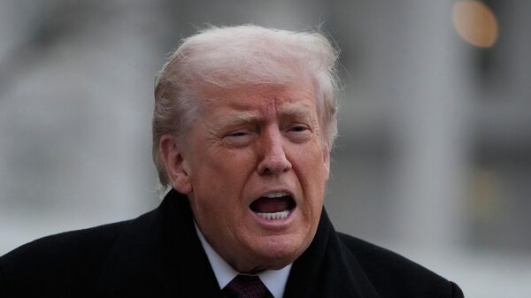 Donald Trump responde jornalistas após descer do helicóptero presidencial dos EUA na Casa Branca, em Washington, D.C., 17 de dezembro de 2025 - Sputnik Brasil