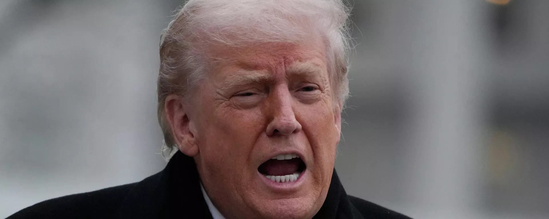 Donald Trump responde jornalistas após descer do helicóptero presidencial dos EUA na Casa Branca, em Washington, D.C., 17 de dezembro de 2025 - Sputnik Brasil, 1920, 17.12.2025