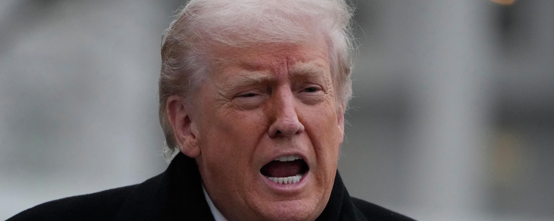 Donald Trump responde jornalistas após descer do helicóptero presidencial dos EUA na Casa Branca, em Washington, D.C., 17 de dezembro de 2025 - Sputnik Brasil, 1920, 17.12.2025