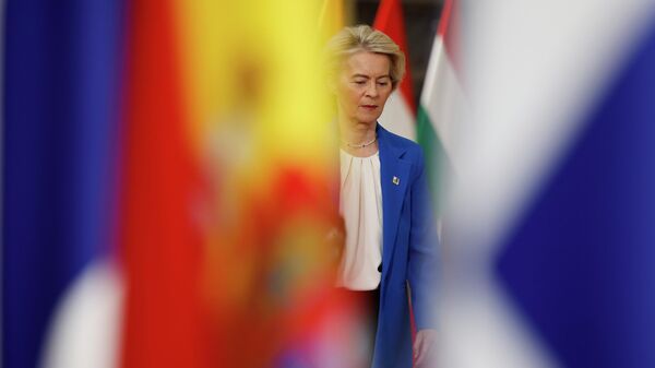 A presidente da Comissão Europeia, Ursula von der Leyen, durante cúpula da União Europeia, em dezembro de 2025 - Sputnik Brasil