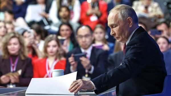 Vladimir Putin responde às perguntas durante o programa Resultados do Ano em 19 de dezembro de 2025 - Sputnik Brasil