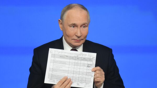 O presidente russo Vladimir Putin expõe as estatísticas do desenvolvimento da economia russa, em 19 de dezembro de 2025 - Sputnik Brasil