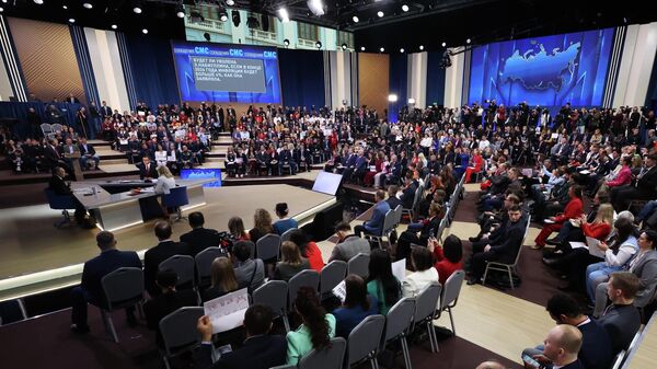 Sala cheia de jornalistas durante o programa Resultados do Ano com o presidente Vladimir Putin, 19 de dezembro de 2025 - Sputnik Brasil