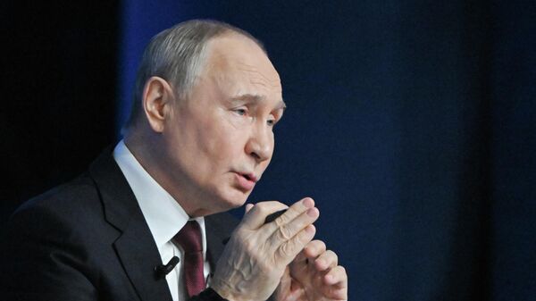 O presidente russo Vladimir Putin responde às perguntas durante o programa Resultados do Ano, em 19 de dezembro de 2025 - Sputnik Brasil