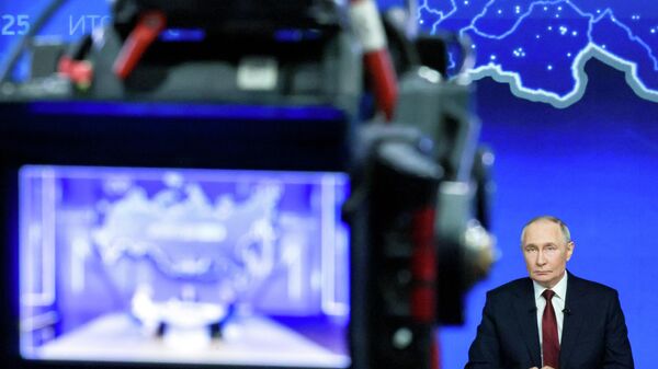 Vladimir Putin, presidente da Rússia, responde a perguntas durante o programa Resultados do Ano em 19 de dezembro de 2025 - Sputnik Brasil