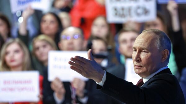 Presidente Vladimir Putin durante a grande coletiva de imprensa sobre os resultados do ano em 19 de dezembro de 2025 - Sputnik Brasil