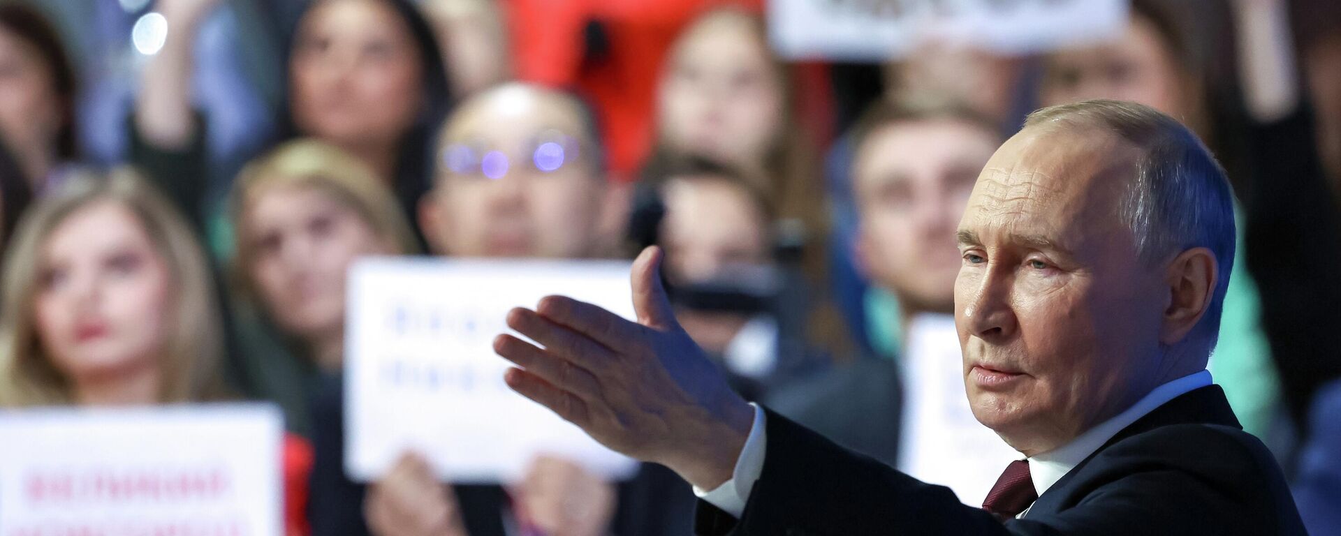 Presidente Vladimir Putin durante a grande coletiva de imprensa sobre os resultados do ano em 19 de dezembro de 2025 - Sputnik Brasil, 1920, 20.12.2025