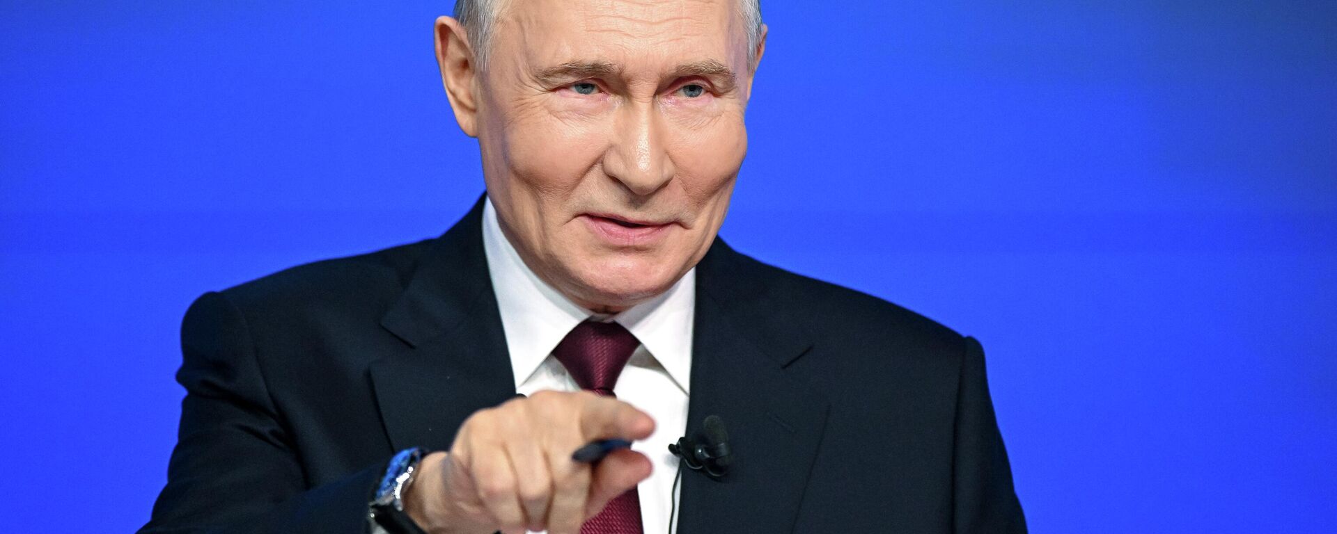 Presidente Vladimir Putin durante a grande coletiva de imprensa sobre os resultados do ano em 19 de dezembro de 2025 - Sputnik Brasil, 1920, 20.12.2025