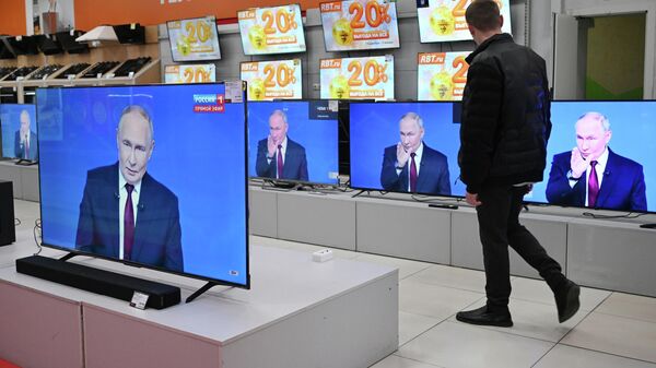 Imagens da grande coletiva de imprensa do presidente russo Vladimir Putin transmitidas para telas em Moscou, 19 de dezembro de 2025 - Sputnik Brasil