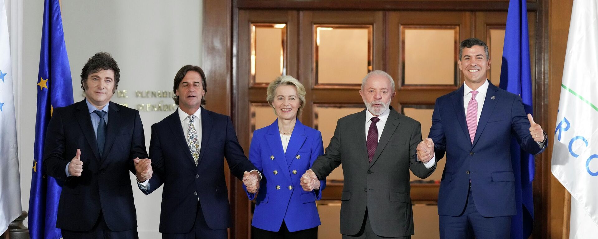 A partir da esquerda: o presidente da Argentina, Javier Milei; o então presidente do Uruguai, Luis Lacalle Pou; a presidente da Comissão Europeia, Ursula von der Leyen; o presidente do Brasil, Luiz Inácio Lula da Silva; e o presidente do Paraguai, Santiago Peña. Os líderes posam para uma foto durante a Cúpula do Mercosul em Montevidéu, no Uruguai, em 6 de dezembro de 2024 - Sputnik Brasil, 1920, 19.12.2025