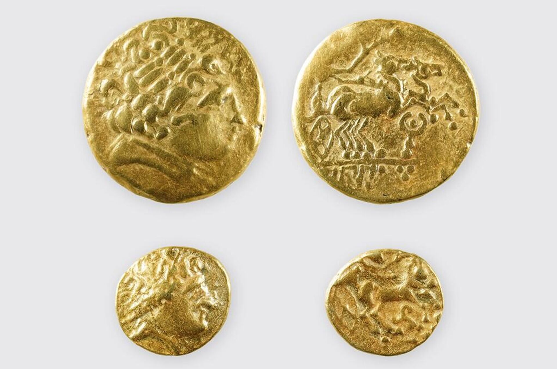 Anverso e reverso de duas moedas celtas de ouro que têm mais de 2.200 anos, descobertas no noroeste da Suíça