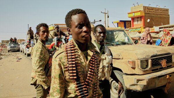 Soldados chegam ao mercado de Allafah, em uma área recentemente recapturada pelo Exército sudanês do grupo paramilitar Forças de Apoio Rápido, no distrito de Al Kalalah, ao sul de Cartum. Sudão, 27 de março de 2025 - Sputnik Brasil