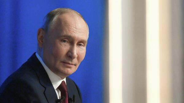 O presidente russo Vladimir Putin responde a perguntas durante o programa especial Retrospectiva do Ano, em Moscou, na Rússia, em dezembro de 2025 - Sputnik Brasil