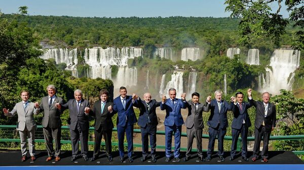 Presidentes e chefes de delegação dos membros e países associados ao Mercosul pousam para fotografia oficial em Foz do Iguaçu. 20 de dezembro de 2025 - Sputnik Brasil