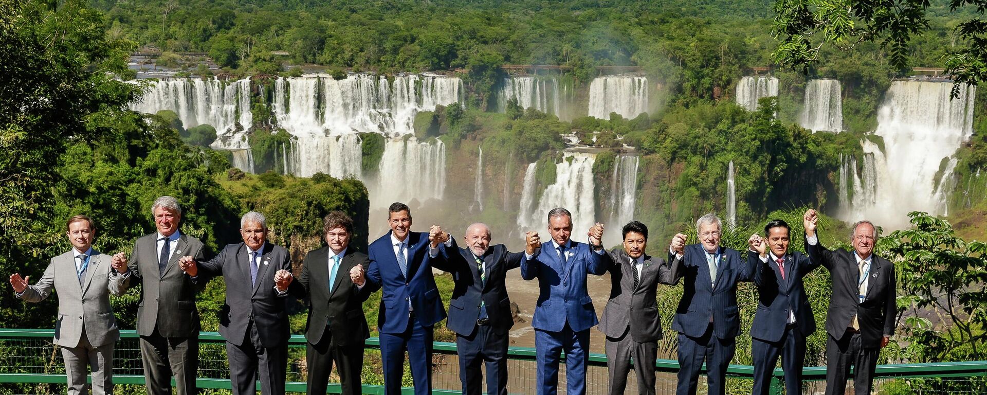 Presidentes e chefes de delegação dos membros e países associados ao Mercosul pousam para fotografia oficial em Foz do Iguaçu. 20 de dezembro de 2025 - Sputnik Brasil, 1920, 20.12.2025