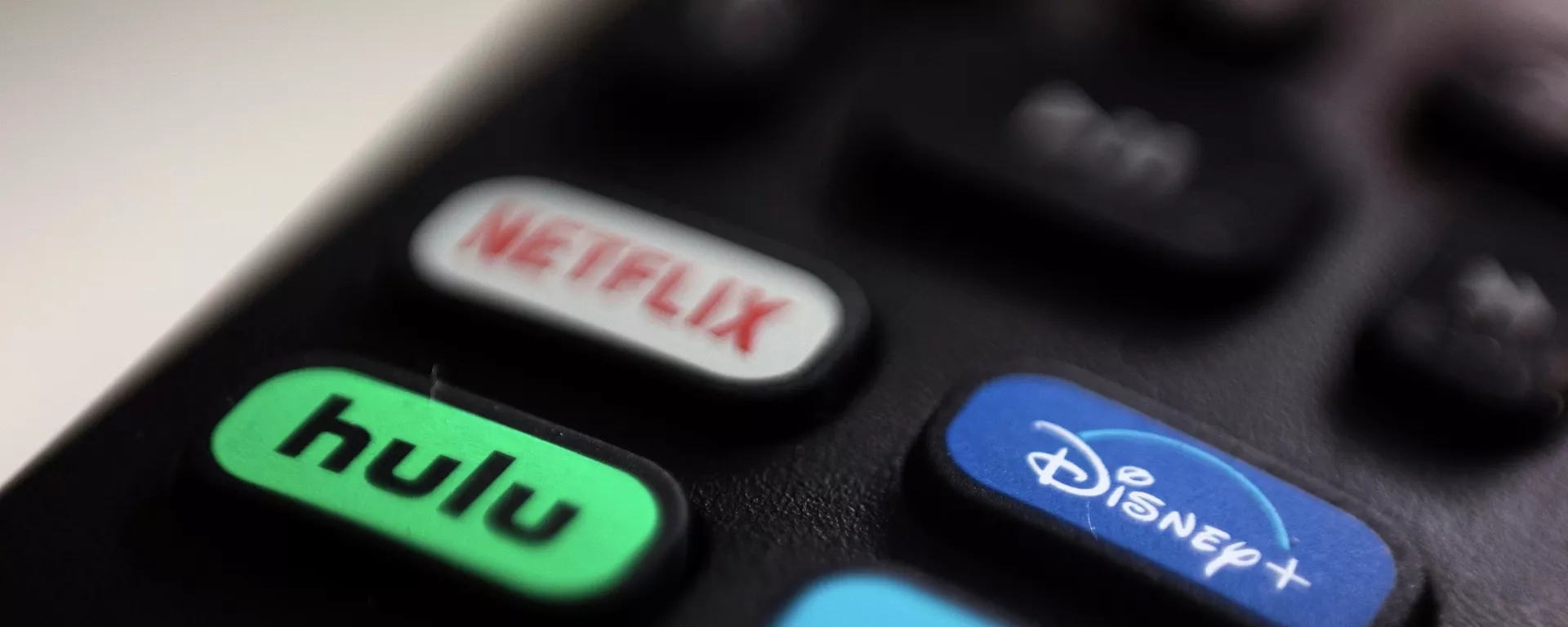 Os logotipos dos serviços de streaming Netflix, Hulu, Disney Plus e Sling TV são exibidos em um controle remoto em 13 de agosto de 2020, em Portland, Oregon - Sputnik Brasil, 1920, 22.12.2025
