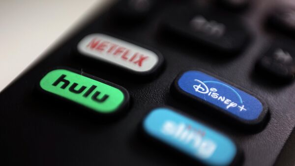 Os logotipos dos serviços de streaming Netflix, Hulu, Disney Plus e Sling TV são exibidos em um controle remoto em 13 de agosto de 2020, em Portland, Oregon - Sputnik Brasil