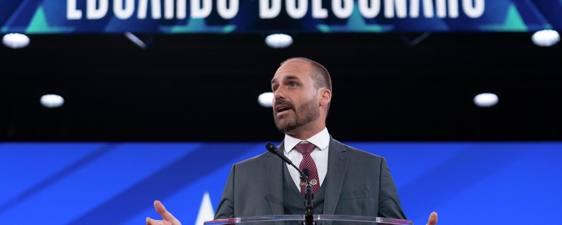 Eduardo Bolsonaro discursa na Conferência de Ação Política Conservadora (CPAC, na sigla em inglês) em Oxon Hill, Maryland, em 20 de fevereiro de 2025 - Sputnik Brasil, 1920, 22.12.2025