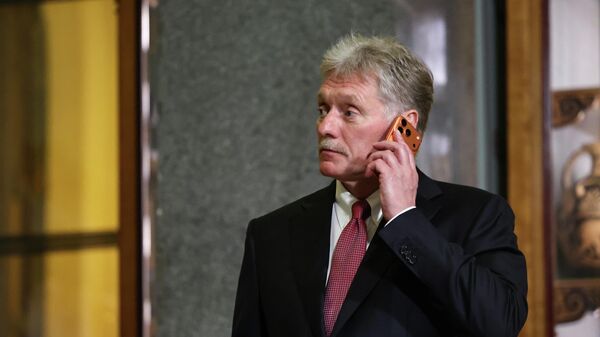 O porta-voz do Kremlin, Dmitry Peskov, antes do encontro entre o presidente russo Vladimir Putin e o presidente tajique Emomali Rahmon na cúpula informal da CEI em São Petersburgo - Sputnik Brasil