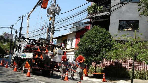 Funcionários da Enel atuando em transformador em São Paulo - Sputnik Brasil