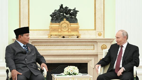 O presidente russo Vladimir Putin (à dir.) e o presidente indonésio Prabowo Subianto (à esq.) durante uma reunião no Kremlin - Sputnik Brasil
