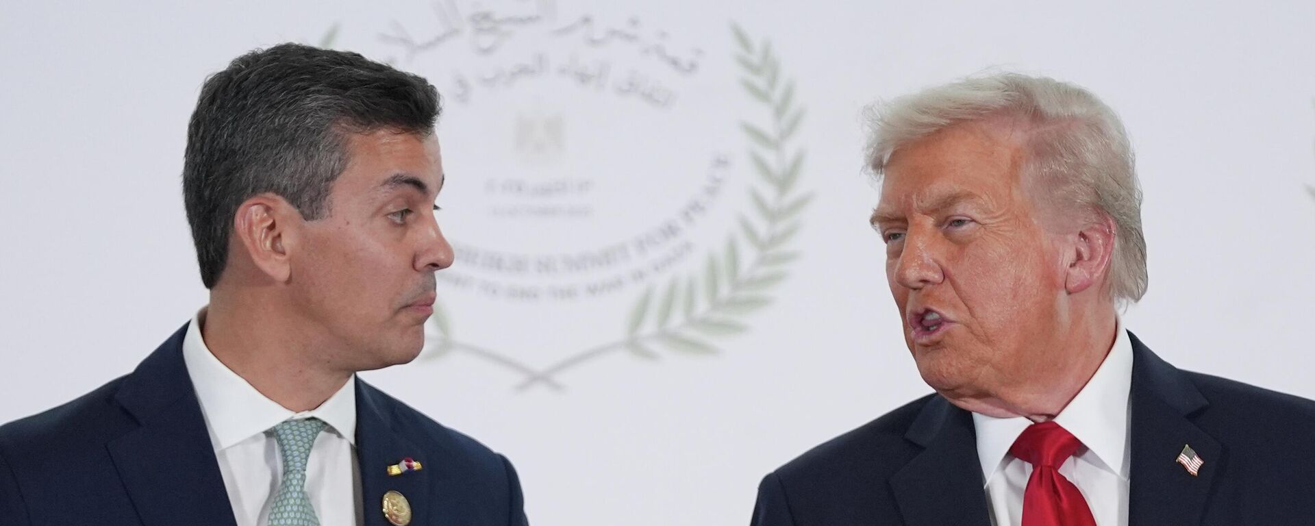 O presidente do Paraguai, Santiago Peña (à esq.), em encontro com o presidente do Estados Unidos, Donald Trump (à dir.), em outubro de 2025 - Sputnik Brasil, 1920, 23.12.2025