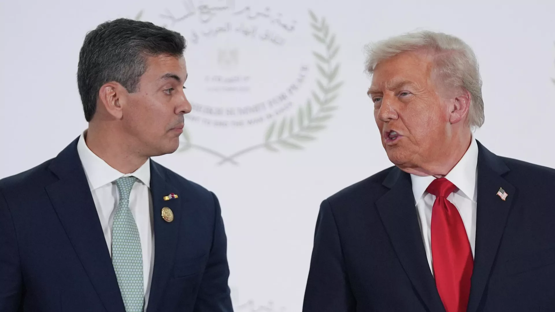O presidente do Paraguai, Santiago Peña (à esq.), em encontro com o presidente do Estados Unidos, Donald Trump (à dir.), em outubro de 2025 - Sputnik Brasil, 1920, 23.12.2025