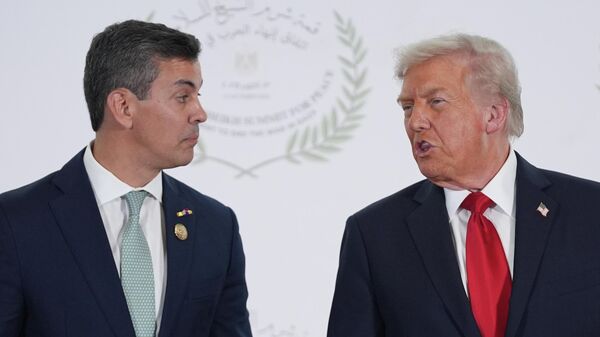 O presidente do Paraguai, Santiago Peña (à esq.), em encontro com o presidente do Estados Unidos, Donald Trump (à dir.), em outubro de 2025 - Sputnik Brasil