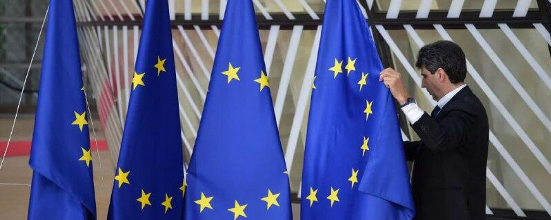 Europa pode sacrificar a Ucrânia em nome de sua própria segurança, diz especialista - Sputnik Brasil, 1920, 23.12.2025