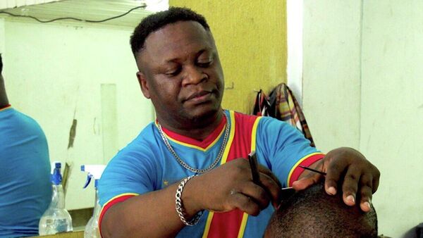 Cena do filme Sete Cortes de Cabelo no Congo, documentário que fala sobre refugiados da República Democrática do Congo morando no subúrbio do Rio de Janeiro - Sputnik Brasil