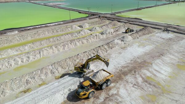 Caminhão coleta carbonato de lítio e sal nas instalações da empresa SQM Lithium, perto de Peine. Chile, 18 de abril de 2023 - Sputnik Brasil