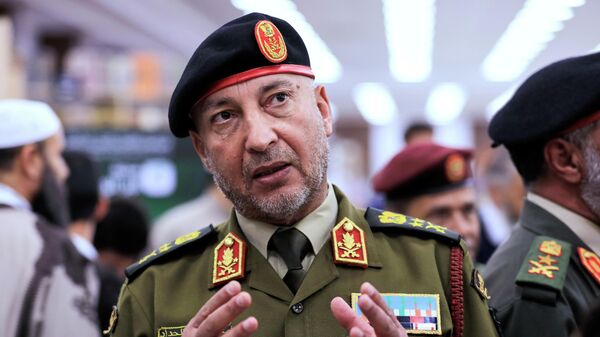 Chefe do Estado-Maior do Exército da Líbia, Mohammed Al-Haddad, conversa durante lançamento de livro em Trípoli. 21 de abril de 2025 - Sputnik Brasil