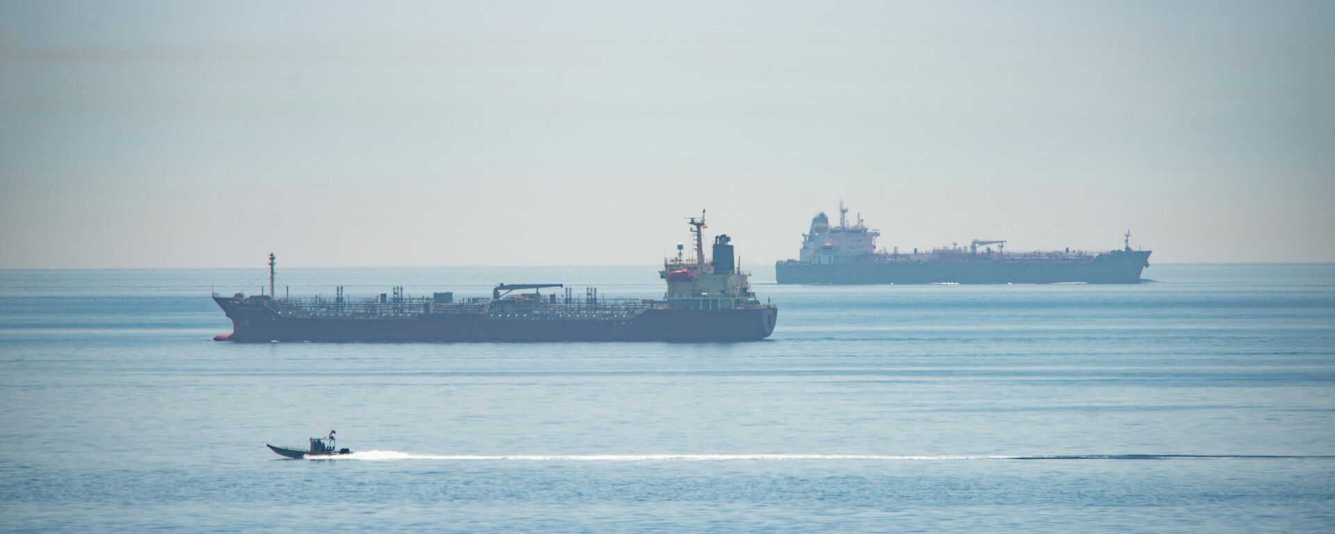 Navios petroleiros na região do estreito de Gibraltar - Sputnik Brasil, 1920, 24.12.2025