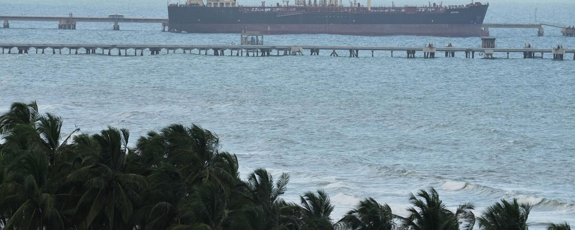 O petroleiro Evana atracado no porto El Palito em Puerto Cabello, Venezuela, 21 de dezembro de 2025 - Sputnik Brasil, 1920, 24.12.2025