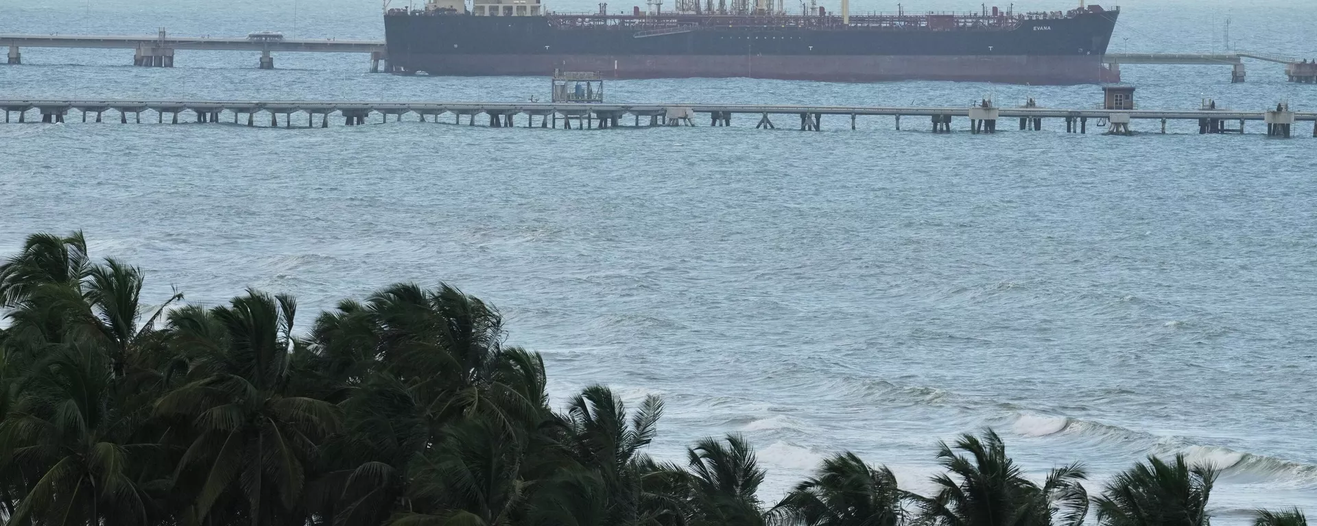 O petroleiro Evana atracado no porto El Palito em Puerto Cabello, Venezuela, 21 de dezembro de 2025 - Sputnik Brasil, 1920, 27.12.2025