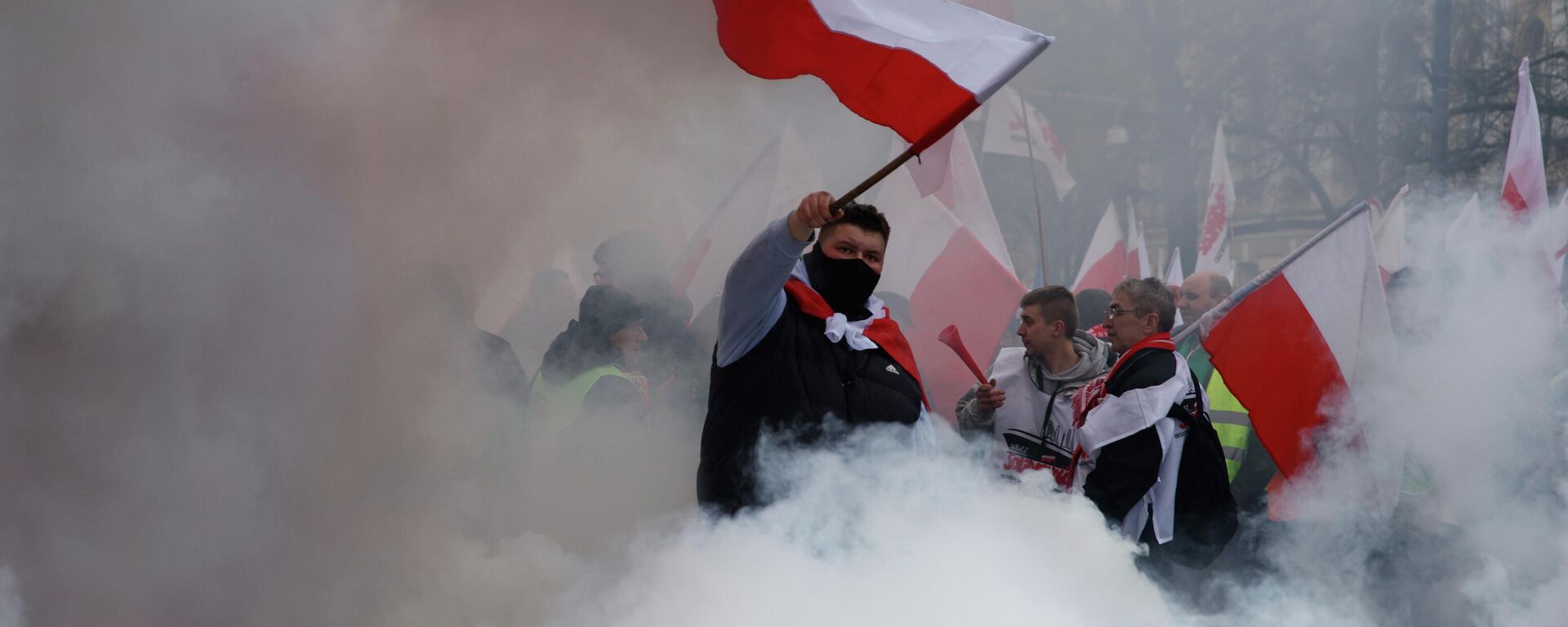 Poloneses protestam em Varsóvia, Polônia, em 6 de março de 2024, pelo fechamento da fronteira com a Ucrânia e contra as políticas climáticas e agrícolas da União Europeia - Sputnik Brasil, 1920, 24.12.2025