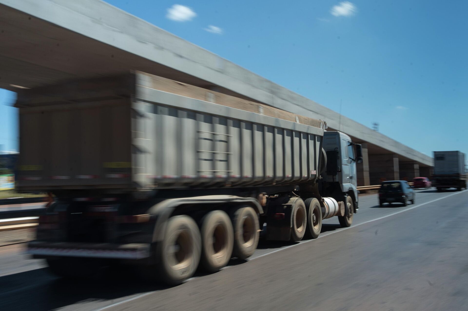 Caminhões trafegam pela BR-040, em trecho em Brasília (DF) - Sputnik Brasil, 1920, 24.12.2025