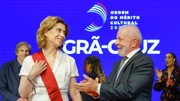 A atriz Fernanda Torres e o presidente do Brasil, Luiz Inácio Lula da Silva, a durante a cerimônia de Entrega da Ordem do Mérito Cultural, no Palácio Gustavo Capanema, no Rio, em maio de 2025 - Sputnik Brasil