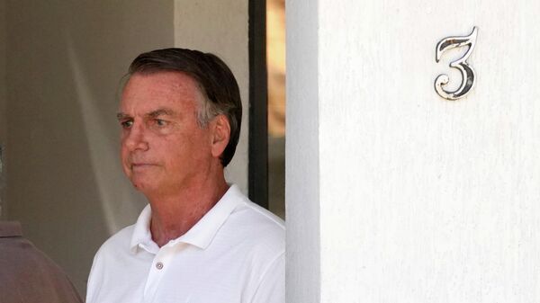 O ex-presidente Jair Bolsonaro aguarda a chegada do governador de São Paulo, Tarcísio de Freitas, em sua casa onde está em prisão domiciliar, em Brasília, Brasil, 29 de setembro de 2025 - Sputnik Brasil