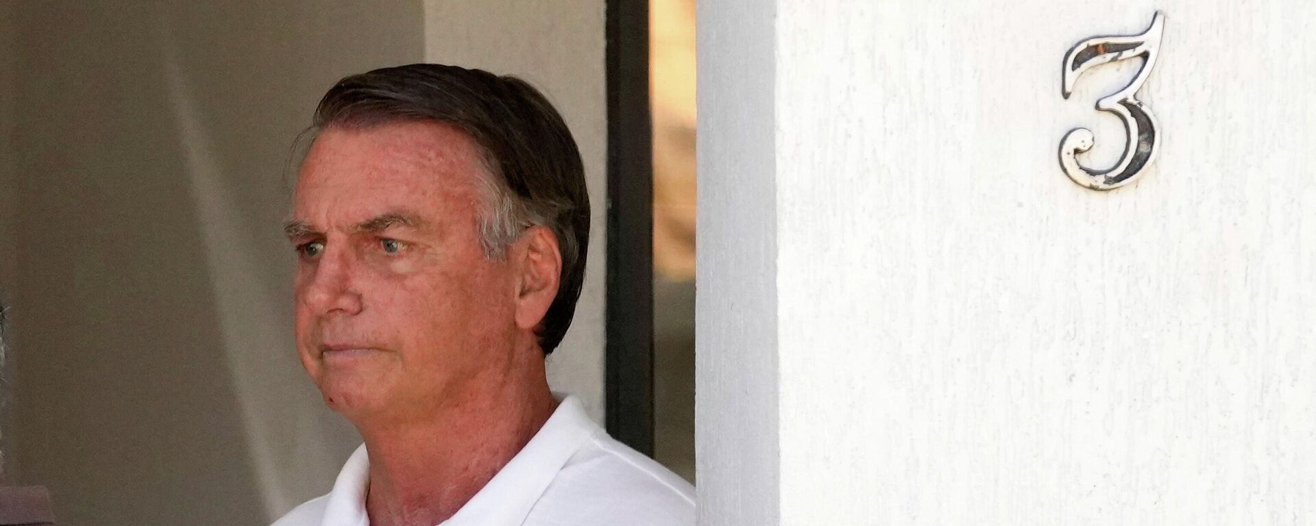 O ex-presidente Jair Bolsonaro aguarda a chegada do governador de São Paulo, Tarcísio de Freitas, em sua casa onde está em prisão domiciliar, em Brasília, Brasil, 29 de setembro de 2025 - Sputnik Brasil, 1920, 24.12.2025
