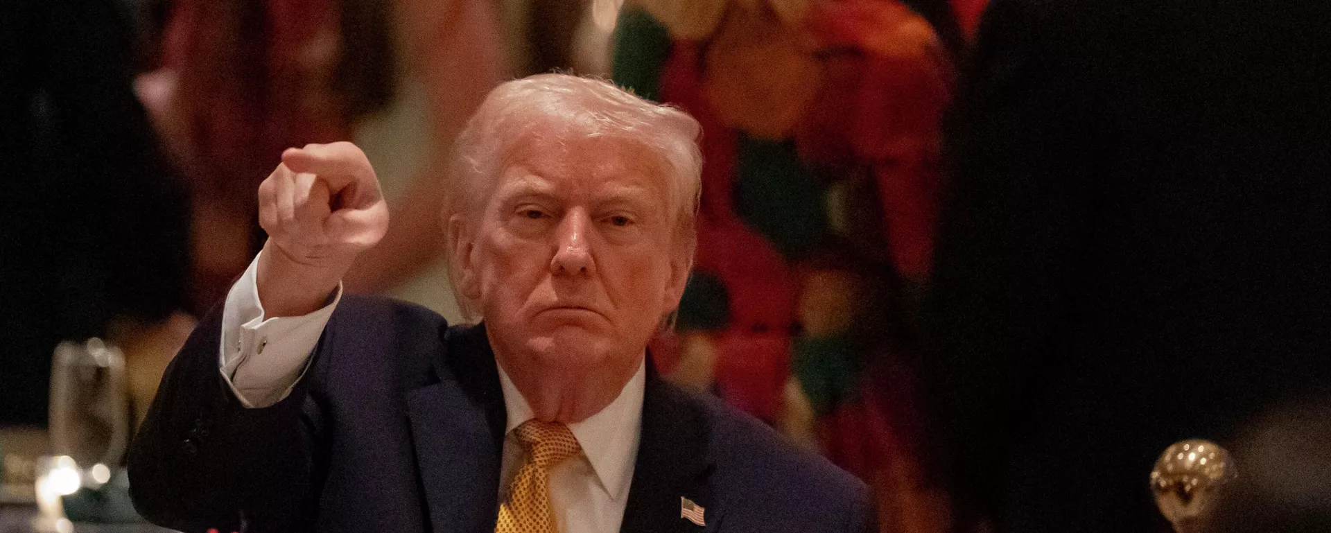 O presidente dos Estados Unidos, Donald Trump, gesticula durante o jantar de véspera de Natal em seu clube Mar-a-Lago, em dezembro de 2025 O presidente dos Estados Unidos, Donald Trump, gesticula durante o jantar de véspera de Natal em seu clube Mar-a-Lago, em dezembro de 2025 - Sputnik Brasil, 1920, 29.12.2025