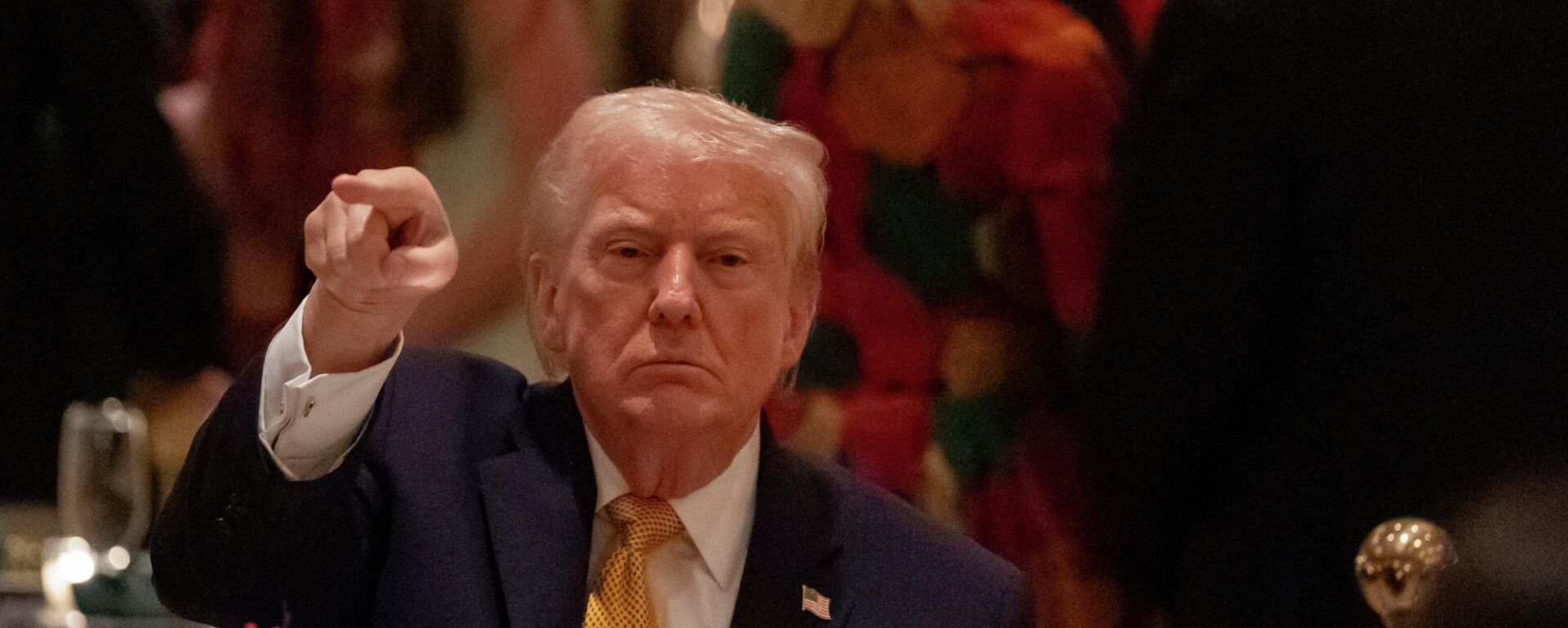 O presidente dos Estados Unidos, Donald Trump, gesticula durante o jantar de véspera de Natal em seu clube Mar-a-Lago, em dezembro de 2025 - Sputnik Brasil, 1920, 24.12.2025
