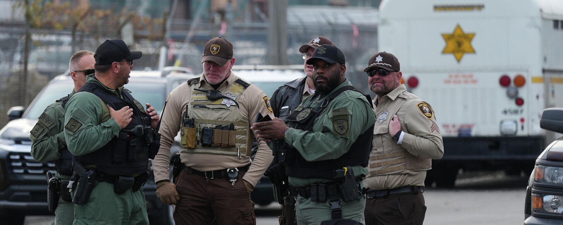 Agentes da lei fazem a segurança da entrada de um centro de detenção do ICE em Chicago, nos EUA, em novembro de 2025 - Sputnik Brasil, 1920, 25.12.2025